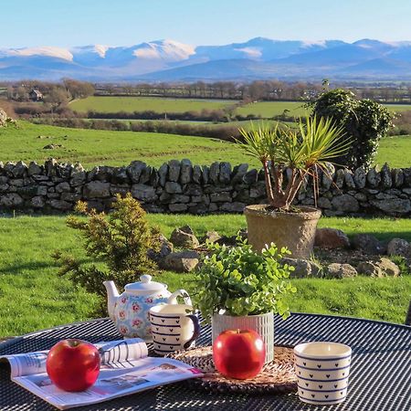 Вилла Cosy Barn Dwyran Экстерьер фото